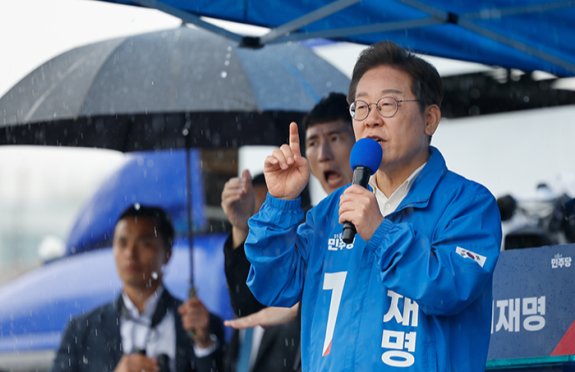 5월 15일 당시 더불어민주당 대선후보였던 이재명 대통령이 여수시 이순신광장에서 열린 집중 유세에서 시민들에게 지지를 호소하고 있다. 뉴시스