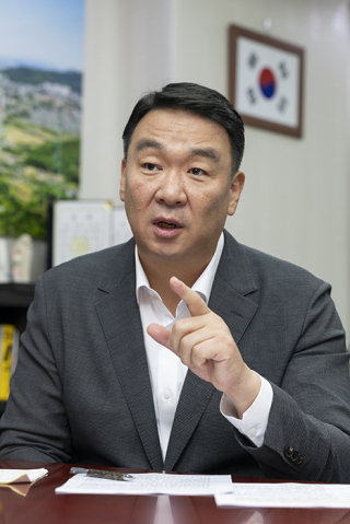 정희용 국민의힘 의원이 8월 12일 서울 여의도 국회 의원회관에서 ‘신동아’와 인터뷰하고 있다. 조영철 기자