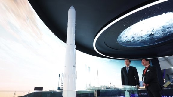 2023년 10월 18일 김동관 한화그룹 부회장(왼쪽)이 ‘Seoul ADEX 2023’을 참관해 스페이스 허브존에 전시된 누리호 모형을 바라보고 있다. 한화그룹