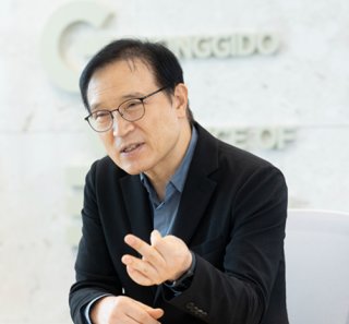 임태희 경기도교육감이 8월 11일 경기 수원에 위치한 경기도교육청 남부청사에서 ‘신동아’와 인터뷰하고 있다. 지호영 기자