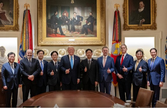 7월 30일 한미 관세 협상 타결 직후 도널드 트럼프 미국 대통령이 워싱턴DC 백악관 캐비닛 룸에서 한국 측 협상단과 함께 엄지손가락을 치켜세운 채 기념 촬영을 하고 있다. 백악관 페이스북 캡처