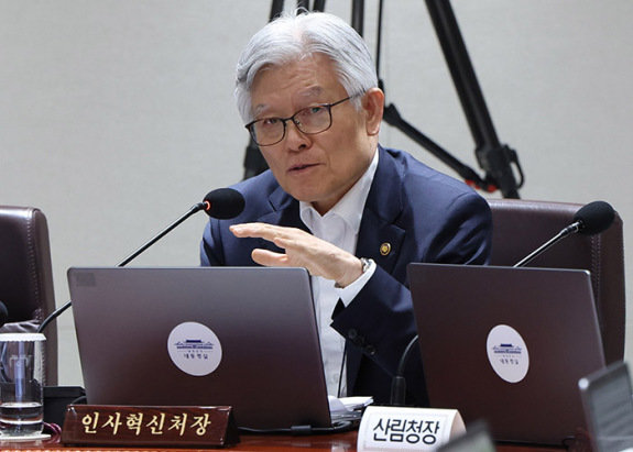 최동석 인사혁신처장이 7월 29일 서울 용산 대통령실 청사에서 이재명 대통령 주재로 열린 국무회의에서 발언하고 있다. 동아DB