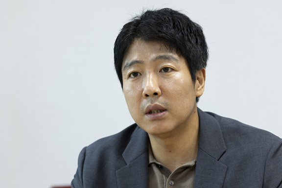 황규환 국민의힘 보좌진협의회 회장이 8월 13일 국회 의원회관에서 ‘신동아’와 인터뷰하고 있다. 조영철 기자