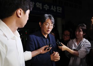 주식 차명 거래 의혹을 받고 있는 이춘석 의원이 8월 15일 서울 마포구 서울경찰청 금융범죄수사대에서 조사를 마친 뒤 나서고 있다. 뉴스1