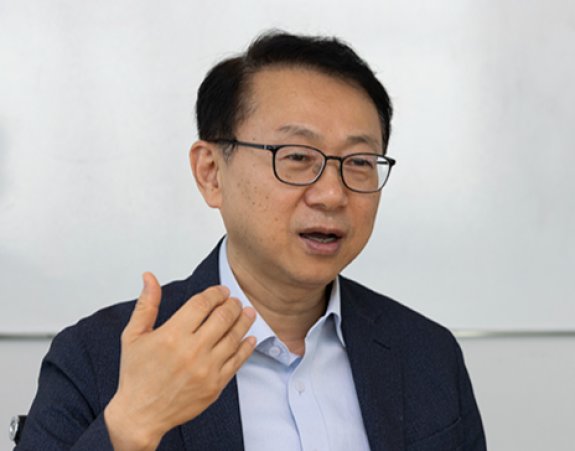 이태규 한국경제인협회 글로벌리스크팀장은 “우리 기업이 해외로 이전하지 않고 경제활동을 활기차게 하도록 도우려면 규제를 완화하는 ‘솔선수범’을 정부가 먼저 보여야 한다”고 강조했다. 조영철 기자