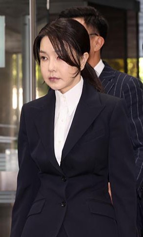 윤석열 전 대통령 부인 김건희 씨가 8월 12일 서울 서초구 서울중앙지법에서 열린 구속 전 피의자 심문에 출석하고 있다. 뉴시스