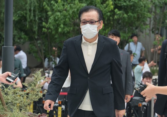 ‘건진법사’ 전성배 씨가 8월 18일 서울 종로구 KT광화문빌딩에 마련된 김건희 특검 사무실에 출석하고 있다. 사진공동취재 