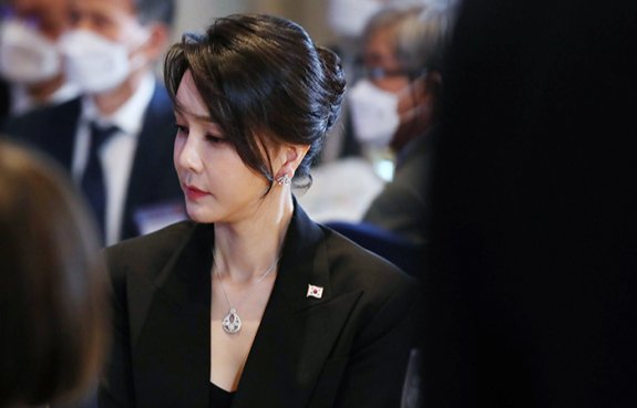 김건희 특별검사팀은 서희건설이 김 여사가 2022년 6월 해외순방 당시 착용했다가 재산 신고 누락 논란이 불거졌던 ‘반클리프앤아펠’ 목걸이를 직접 구매해 김 여사에게 전달했다는 자수서를 받았다고 8월 12일 밝혔다. 사진은 2022년 6월 29일(현지 시간) 스페인 동포 초청 만찬 간담회에 참석한 김 여사. 뉴시스