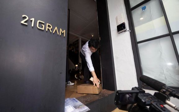 민중기 특별검사팀이 8월 13일 대통령 관저 이전을 주도한 인테리어 업체 ‘21그램’에 대한 압수수색을 하기 위해 사무실로 들어가고 있다. 뉴시스