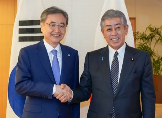 조현 외교부 장관이 7월 29일 일본 도쿄 외무성에서 열린 ‘한일 외교장관 회담’ 전 이와야 다케시 일본 외무상과 악수를 나누고 있다. 외교부