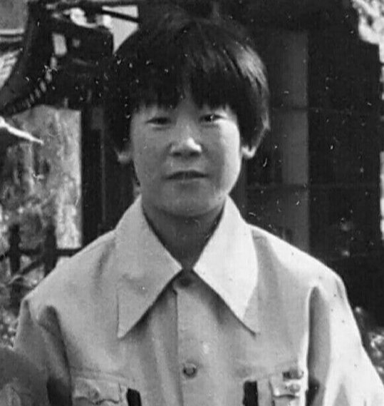 이재명 대통령이 글러브와 장갑을 만드는 경기 성남의 대양실업 공장에서 소년공으로 일하던 당시 모습. 더불어민주당