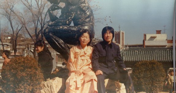 중앙대 입학식에서 어머니와 기념 촬영을 한 이재명 대통령. 더불어민주당