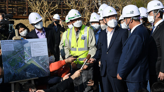 2021년 10월 이재명 당시 더불어민주당 대선후보가 경기 성남 수정구 신흥동 2457번지 성남 제1공단 근린공원 조성 공사 현장을 둘러보며 참석한 의원들과 대화하고 있다. 뉴시스