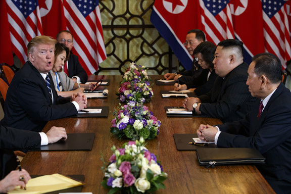 2019년 2월 28일 베트남 하노이에서 도널드 트럼프 미국 대통령과 김정은 북한 노동당 총비서가 정상회담을 하고 있다. 뉴시스