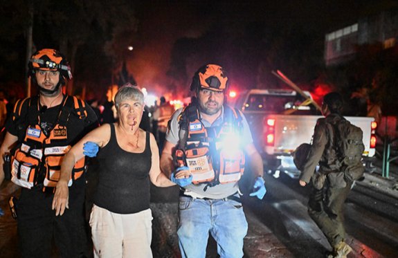 6월 15일(현지 시간) 이란 수도 테헤란에서 이스라엘의 공습으로 부상당한 시민이 붕대를 감은 채 부축을 받고 있다. AP뉴시스