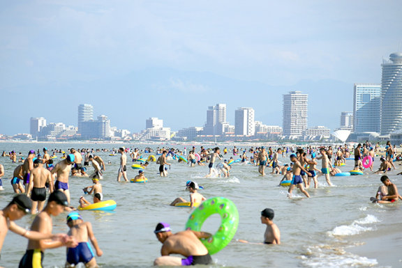 북한 노동신문은 7월 2일 개장한 원산-갈마 해안관광지구 소식을 보도했다. 사진은 원산-갈마에서 해수욕하는 북한 주민 모습. 뉴시스