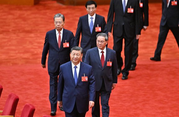 시진핑 중국 국가주석 등 최고 지도부가 지난해 7월 중국 베이징 징시호텔에서 열린 중국공산당 제20기 중앙위원회 제3차 전체회의에 입장하고 있다. 신화/뉴시스