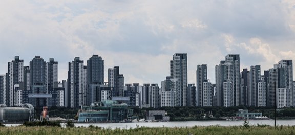 서울 서초구 반포동의 한강변 신축 아파트 단지. 뉴시스