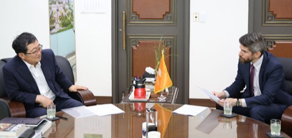 백승주 전쟁기념사업회장(왼쪽)과 바락 샤인 주한 이스라엘대사관 부대사가 7월 22일 만나 환담을 나누고 있다. 전쟁기념사업회