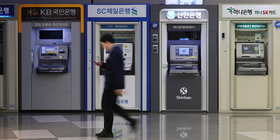 최근 10년간 각각 4번씩 리딩뱅크에 오른 신한은행과 KB국민은행이 올해 최종 승부를 가리기 위해 치열한 경쟁을 벌일 전망이다. 뉴시스