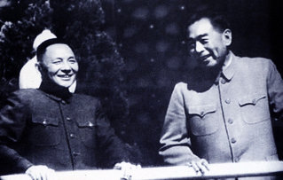 정치적 동료였던 덩샤오핑과 저우런라이. 저우는 1949년 10월부터 1976년 1월 사망할 때까지 중국의 국무원 총리로 재임했고, 덩샤오핑은 1978년부터 1992년 은퇴할 때까지 중국의 최고지도자였다. Gettyimage