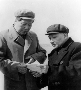 1959년경 마오쩌둥과 덩샤오핑이 함께 대화하는 모습. Gettyimage