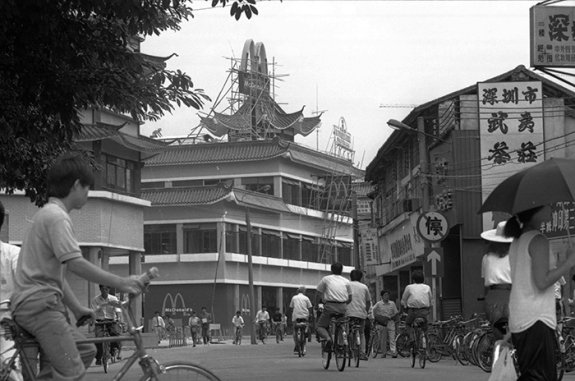 덩샤오핑의 개혁·개방정책의 일환으로 맥도날드가 1990년 9월 25일 선전에 중국 최초 매장을 개점했다. Gettyimage