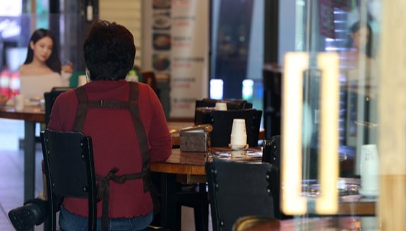 서울시내 한 식당에서 종업원이 손님을 기다리고 있다. 뉴시스