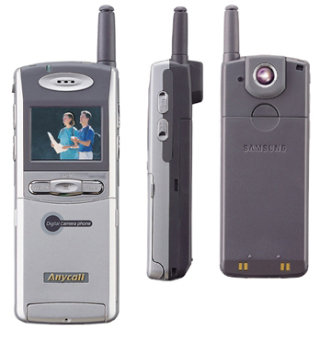 2000년 세계 최초로 카메라를 내장한 삼성전자의 코드분할다중접속(CDMA) 휴대폰 ‘SCH-V200’. 삼성전자 홈페이지