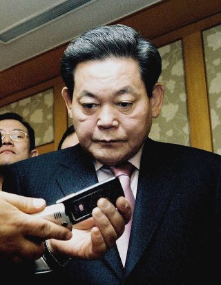 2003년 11월 13일 저녁 서울 신라호텔에서 이건희 삼성 회장이 신제품으로 나온 휴대폰에 대한 설명을 듣고 있다. 동아DB