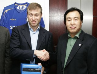 2006년 3월 22일 이기태 당시 삼성전자 정보통신총괄 사장(오른쪽)이 첼시 구단을 방문해 구단주 로만 아브로모비치에게 명품 휴대폰 ‘세린(Serene)’을 전달하고 있다. 동아DB