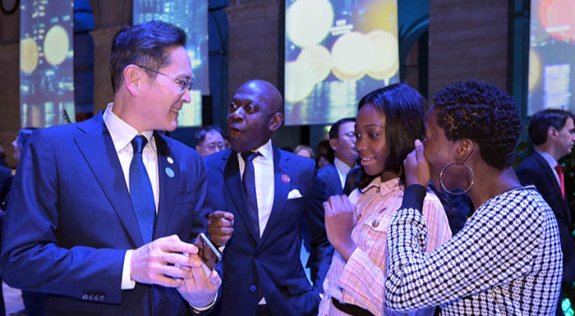 이재용 삼성전자 회장(맨 왼쪽)이 2023년 11월 24일(현지 시간) 파리 브롱냐르궁에서 열린 국경일 리셉션에 앞서 참석자들과 대화하며 휴대폰을 보여주고 있다. 동아DB