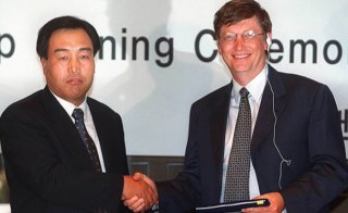 2000년 6월 14일 이기태 당시 사장(왼쪽)과 마이크로소프트 창업자 빌 게이츠가 하얏트 호텔에서 차세대 휴대폰 단말기 공동개발을 위한 전략적 제휴 조인식을 마치고 악수를 나누고 있다. 동아DB