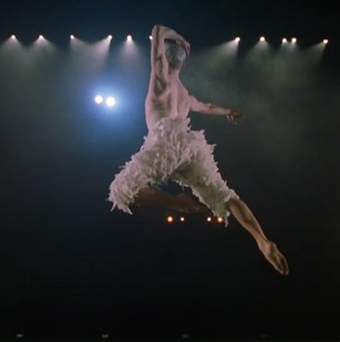 영화 말미에 빌리 엘리어트가 매슈 본이 각색한 ‘백조의 호수’에서 백조 역을 맡아 공연하는 장면. IMDB