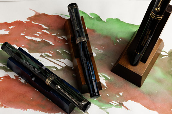 만년필 제조사 오로라 창립 100주년 기념해 출시한 한정판 제품 가운데 ‘인터나지오날 블랙’과 국내 한정판 ‘에보나이트 실버 블루·그린’(오른쪽부터).