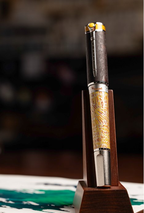 몽블랑의 ‘MOA 고흐 4810’은 담배 파이프 모양의 클립과 임파스토 기법에서 영감을 받은 팔레트 나이프 디자인 그리고 고흐 화풍을 정교히 재현한 배럴이 인상적이다.