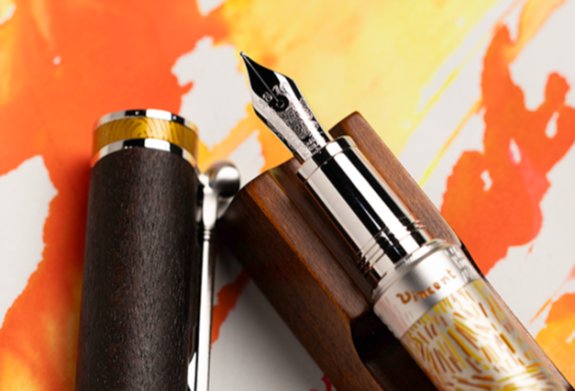 만년필 펜촉에 고흐의 대표작 ‘열네 송이 해바라기’가 새겨져 있다.