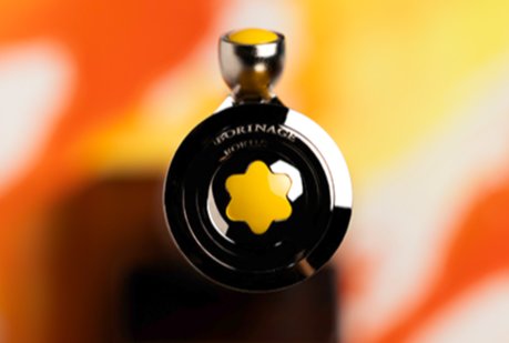 고흐가 화가로 거듭날 결심을 다졌던 지역인 벨기에 보리나주(Borinage)와 노란색 엠블럼이 캡톱에 새겨져 있다.