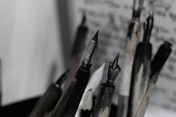 만년필의 이웃사촌인 딥 펜 역시 다양한 잉크를 사용하는 데 한몫하는 필기구다.