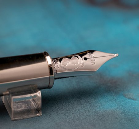 몽블랑의 작가 시리즈는 1992년 시작됐다. ‘2024 제인 오스틴 SE’는 18세기풍 청회색 캡과 아이보리 배럴, 화려한 클립, 작가 옆모습이 새겨진 펜촉이 눈에 띈다. 