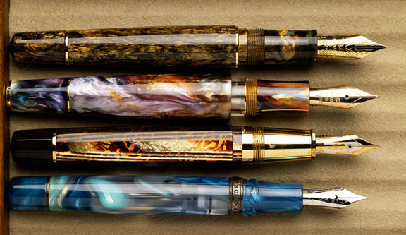 이탈리아 만년필 ‘모멘토 제로 고흐·슈퍼노바 PM4(레오나르도)’, ‘파라곤 아르코 브라운(오마스)’, ‘호모사피엔스 블루 라군(비스콘티)’(위부터). 