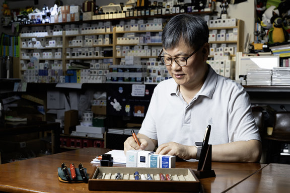 경기 부천시 ‘카페캘리’에서 필사하고 있는 만년필 수집가 정성훈 씨.