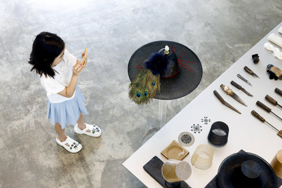  갓 전시회를 관람하는 어린 관람객.