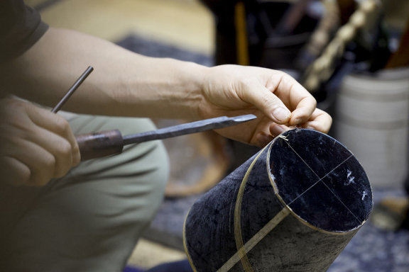  국가무형유산 갓일(갓 제작) 장인 박형박 씨가 총모자에 틀을 붙이고 있다.