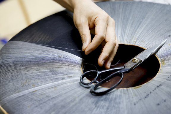 양태에 명주실을 붙이며 갓을 만드는 모습.