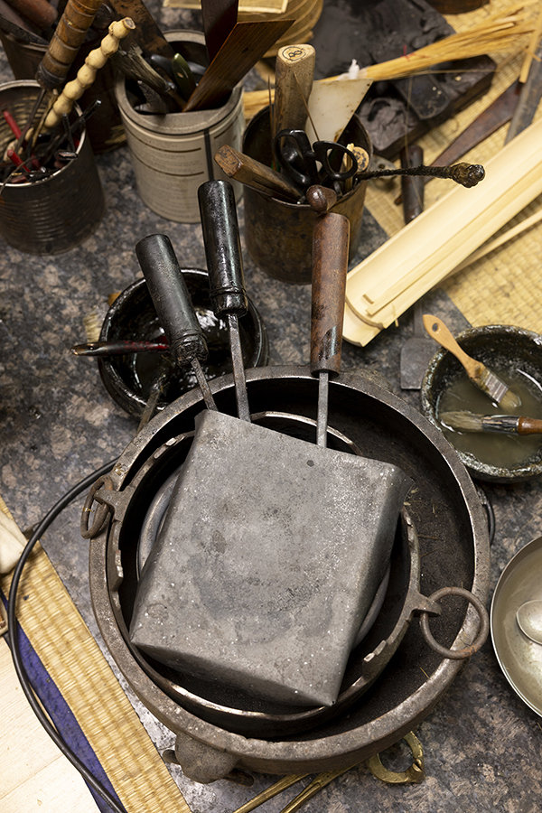 갓을 만드는데 사용하는 유일한 기계인 전기 인두.