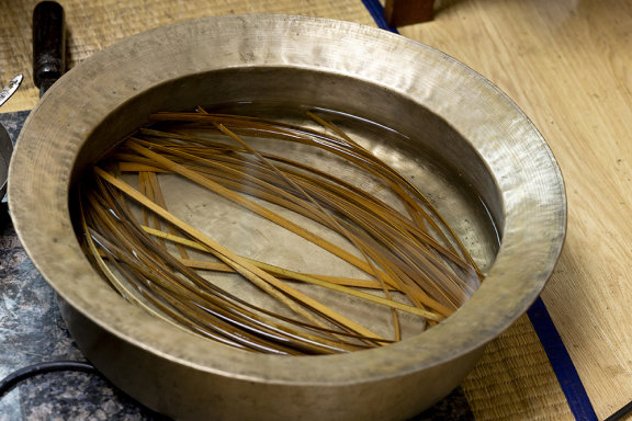 갓의 형태를 잡는 데 사용되는 대오리.