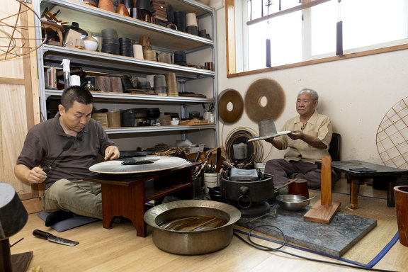 국가무형유산 갓일 장인인 박창영(오른쪽), 박형박 부자.