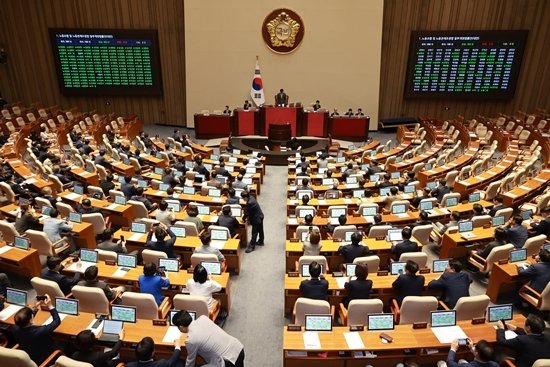 8월 24일 서울 여의도 국회에서 열린 제428회 국회(임시회) 제2차 본회의에서 노동조합 및 노동관계조정법 일부개정법률안(대안)이 더불어민주당 주도로 통과되고 있다. 뉴시스