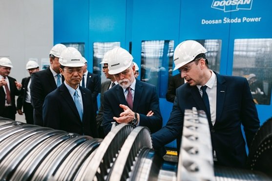 3월 25일(현지 시각) 체코 플젠시의 두산스코다파워 사업장을 방문한 체코 페트르 파벨 대통령(오른쪽 두 번째)이 손승우 두산에너빌리티 파워서비스BG장(오른쪽 세 번째)과 증기터빈을 살펴보고 있다. 두산에너빌리티